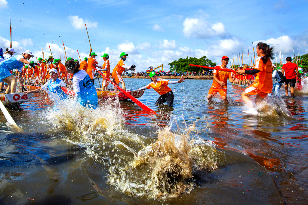 Mạnh mẽ không kém nam giới trong thi đua thuyền.
