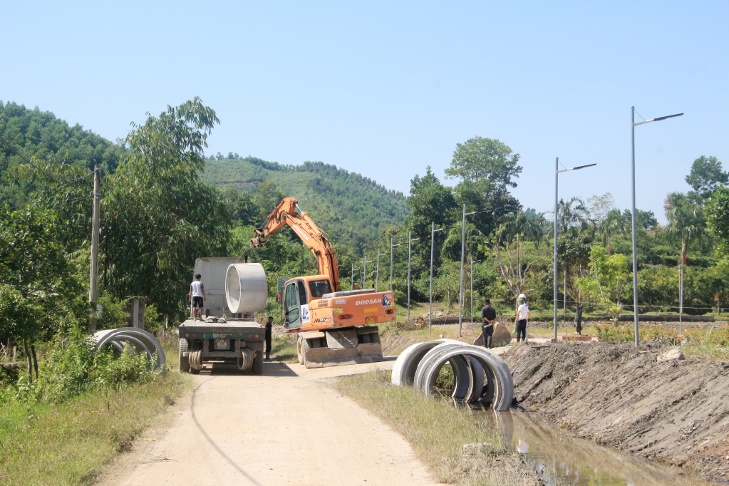 Công ty CP Tổng thầu cơ khí và xây dựng Đông Bắc tập kết thiết bị thi công dự án nâng cấp tuyến đường 31 cũ kết nối Cảng hàng không quốc tế Vân Đồn với trung tâm xã Vạn Yên. Ảnh: Mạnh Trường