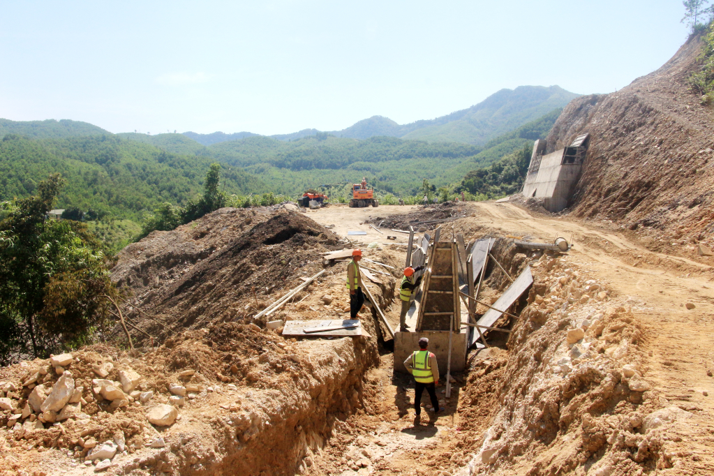 Liên danh 5 nhà thầu đang tập trung thi công trên toàn tuyến dự án nâng cấp tuyến đường 31 cũ kết nối Cảng hàng không quốc tế Vân Đồn với trung tâm xã Vạn Yên.