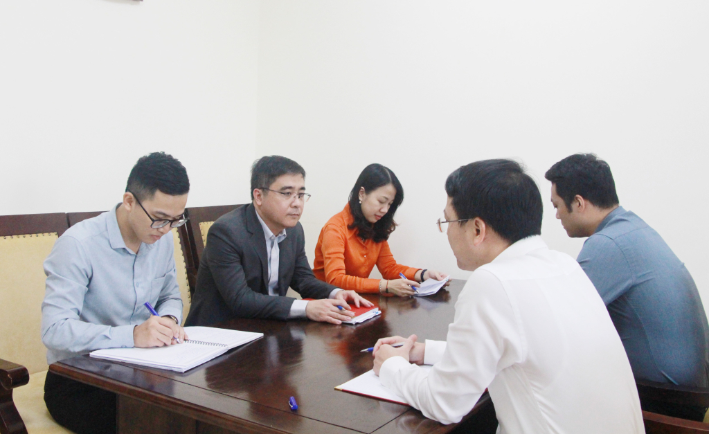 Đồng chí Nguyễn Chí Thành, Chánh Văn phòng Tỉnh ủy (ngồi giữa) trao đổi chuyên môn công tác với các chuyên viên của văn phòng.