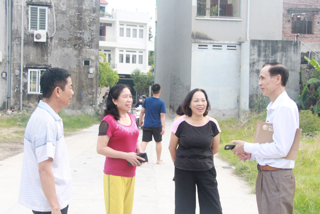 Bí thư chi bộ, Trưởng khu 4 Vũ Ngọc Nhiều (ngoài cùng bên phải) trao đổi với các đảng viên, nhân dân trong khu.