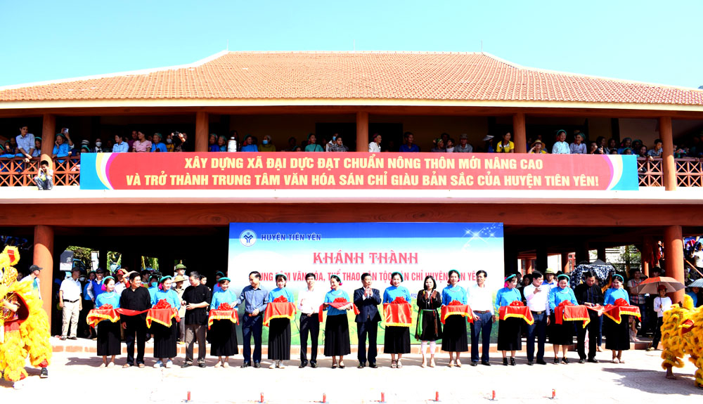 Lãnh đạo huyện Tiên Yên cắt băng khánh thành Nhà văn hóa dân tộc Sán Chỉ