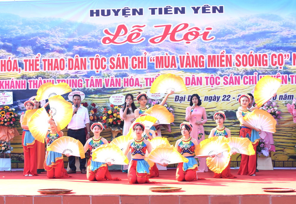 Nhiều tiết mục văn nghệ sôi động trong Lễ hội