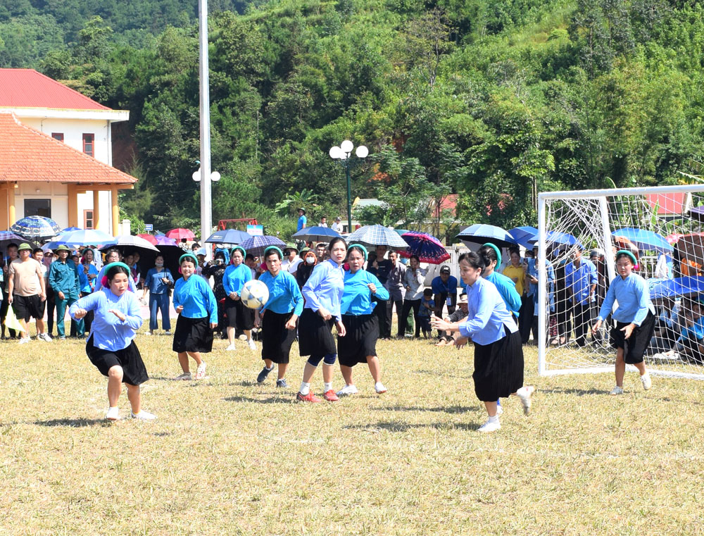 Chị em phụ nữ Sán Chỉ xã Đại Dực và xã Húc Động (huyện Bình Liêu) thi đấu sôi nổi tại ngày Lễ hội