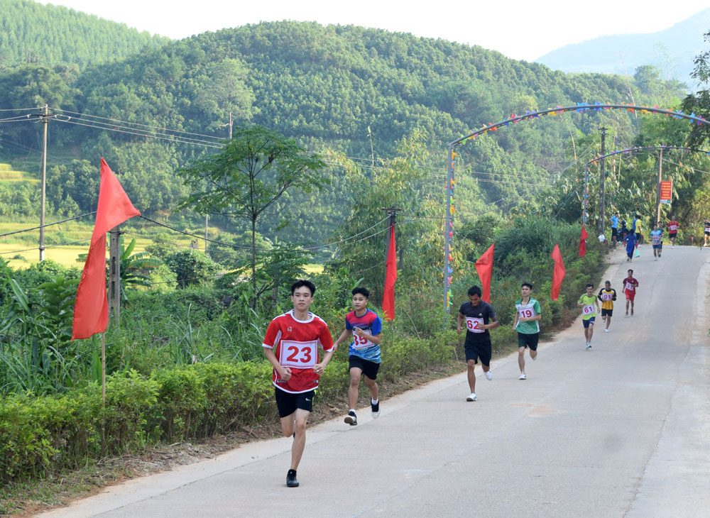 Các vận động viên trong giải việt dã “Băng qua mùa vàng”
