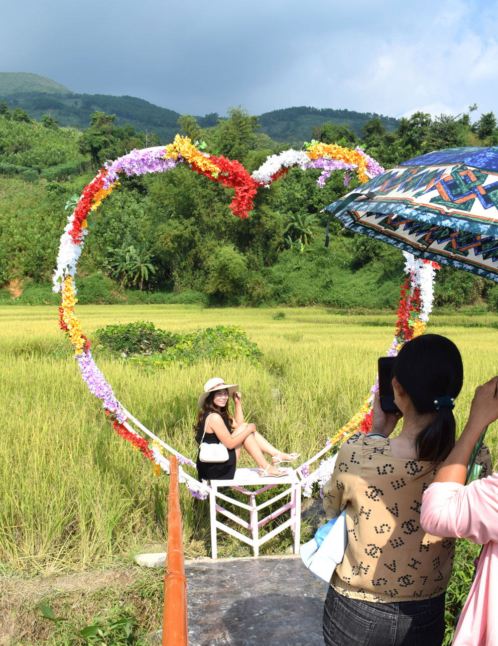 Đến với mùa vàng Đại Dực, bạn vừa được thỏa mãn ngắm cảnh vật, lại còn chụp cho nhau những bức ảnh kỷ niệm cho chuyến đi đầy thú vị