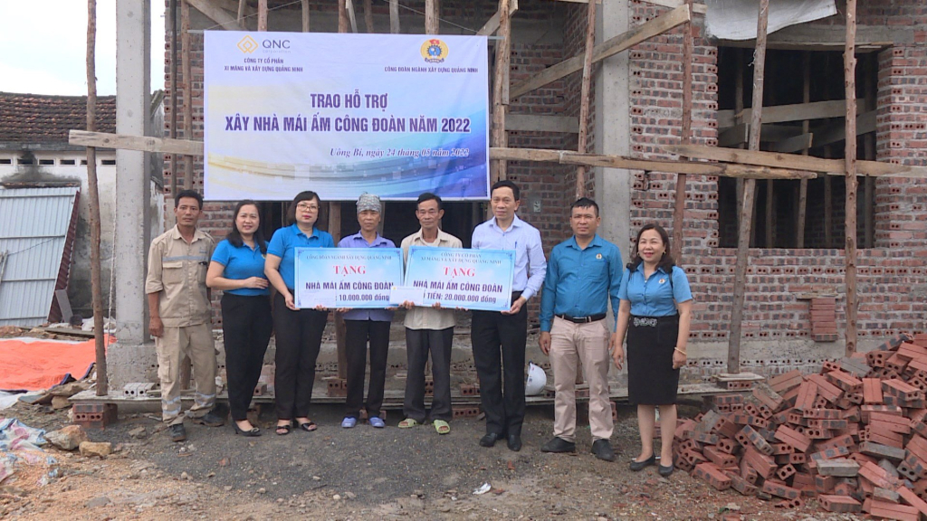 Công đoàn ngành Xây dựng và Công đoàn Công ty CP Xi măng và Xây dựng Quảng Ninh trao hỗ trợ Mái ấm công đoàn cho gia đình ông Vũ Văn Lễ.