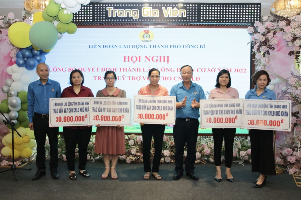 Lãnh đạo LĐLĐ tỉnh trao vốn vay Quỹ trợ vốn cho CNLĐ nghèo.