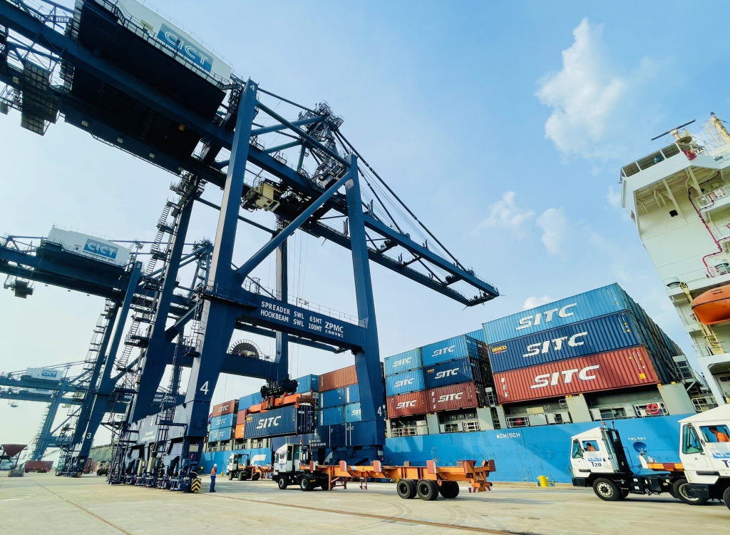 Bốc dỡ hàng hóa tại Cảng Cái Lân, TP Hạ Long. Ảnh: Đỗ Phương