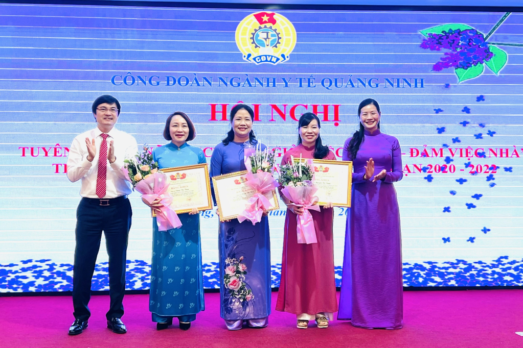 3 nữ CBCCVC ngành Y tế được LĐLĐ tỉnh tặng bằng khen.