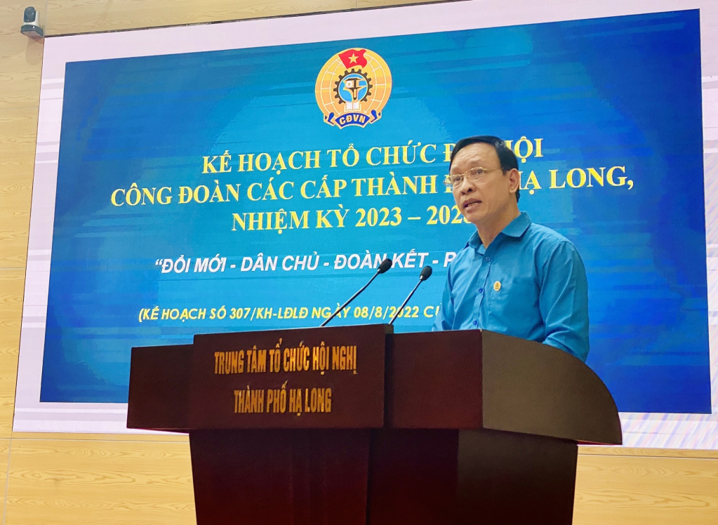 Lãnh đạo LĐLĐ Hạ Long truyền đạt một số nội dung tập huấn tổ chức Đại hội công đoàn cơ sở nhiệm kỳ 2023-2028.