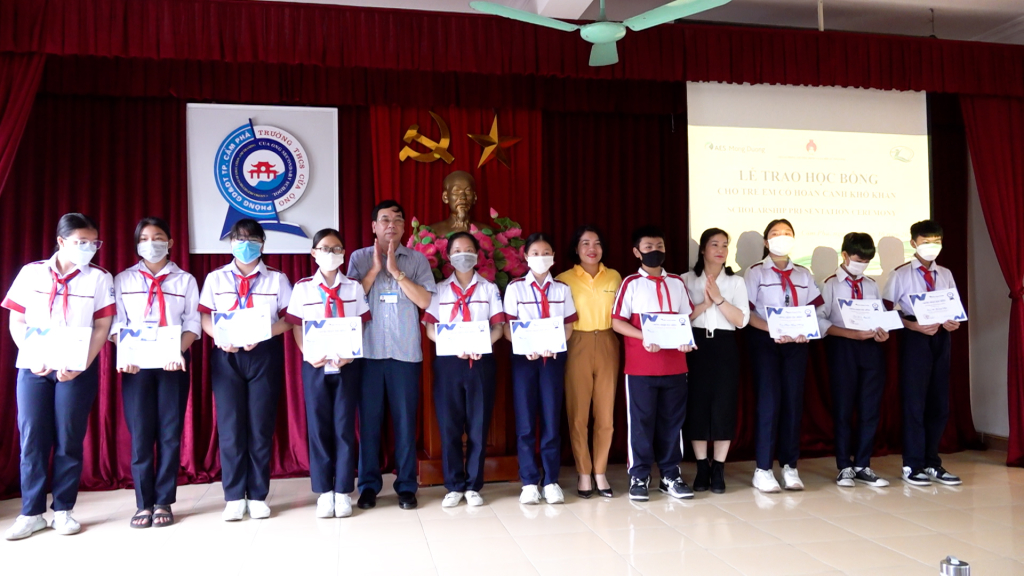 Trao học bổng cho các em học sinh có hoàn cảnh khó khăn trên địa bàn Phường Cửa Ông