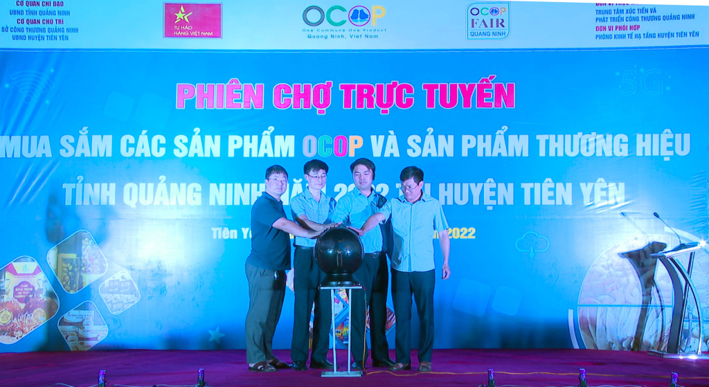 Các đại biểu thực hiện nghi thức khai mạc phiên chợ trực tuyến mua sắm các sản phẩm OCOP và sản phẩm thương hiệu tỉnh Quảng Ninh năm 2022