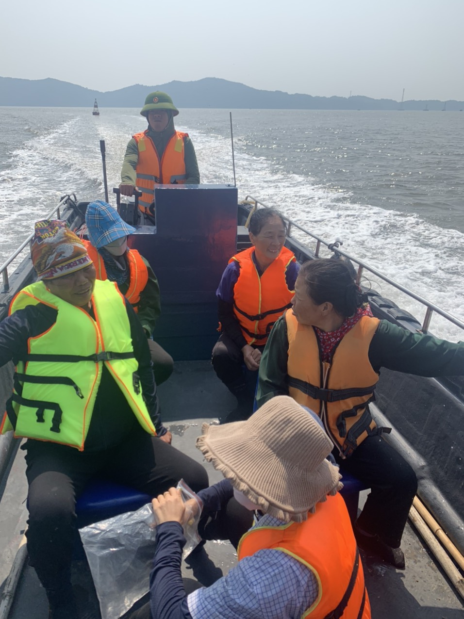 Đồn BP Trà Cổ cứu hộ thành công và đưa 23 ngư dân vào bờ an toàn