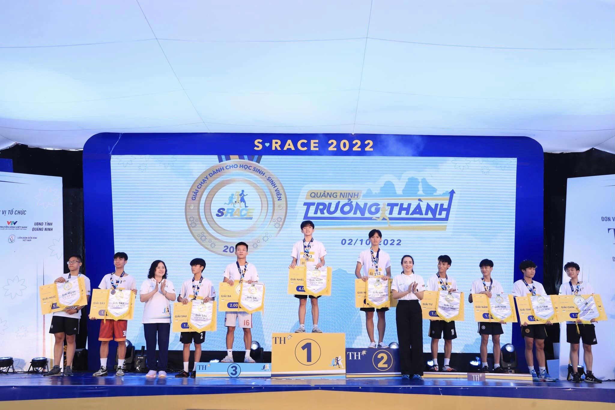 Bà Ngô Thị Minh, Thứ trưởng Bộ Giáo dục và Đào tạo, trao giải