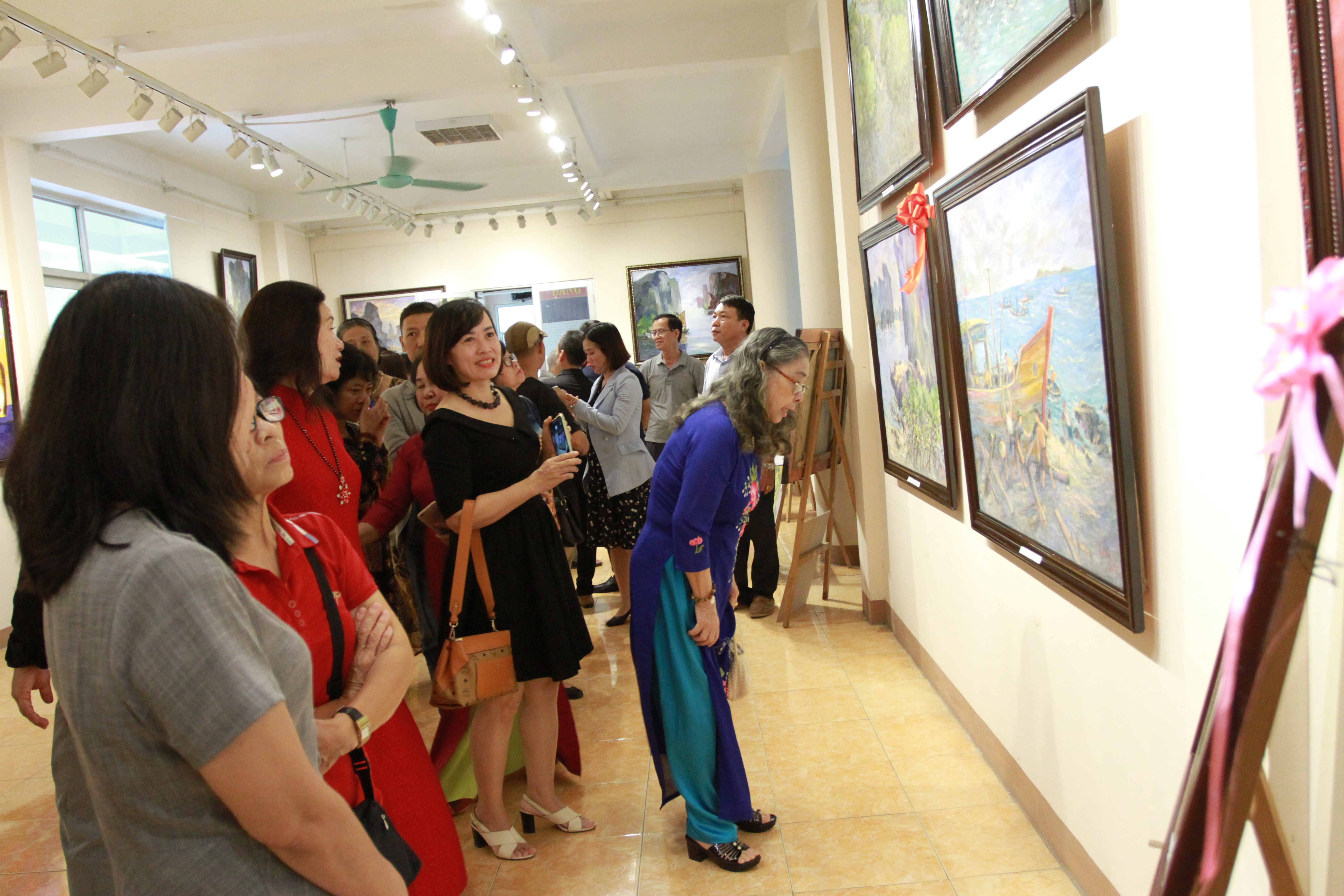 Đại biểu và công chúng yêu mỹ thuật thăm quan triển lãm.