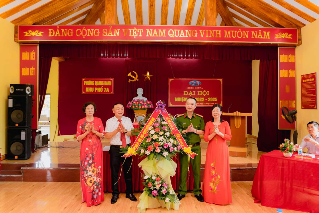 Bà Trương Thị Lể, rất tích cực tham gia các hoạt động của khu phố và của phường Quang Hanh