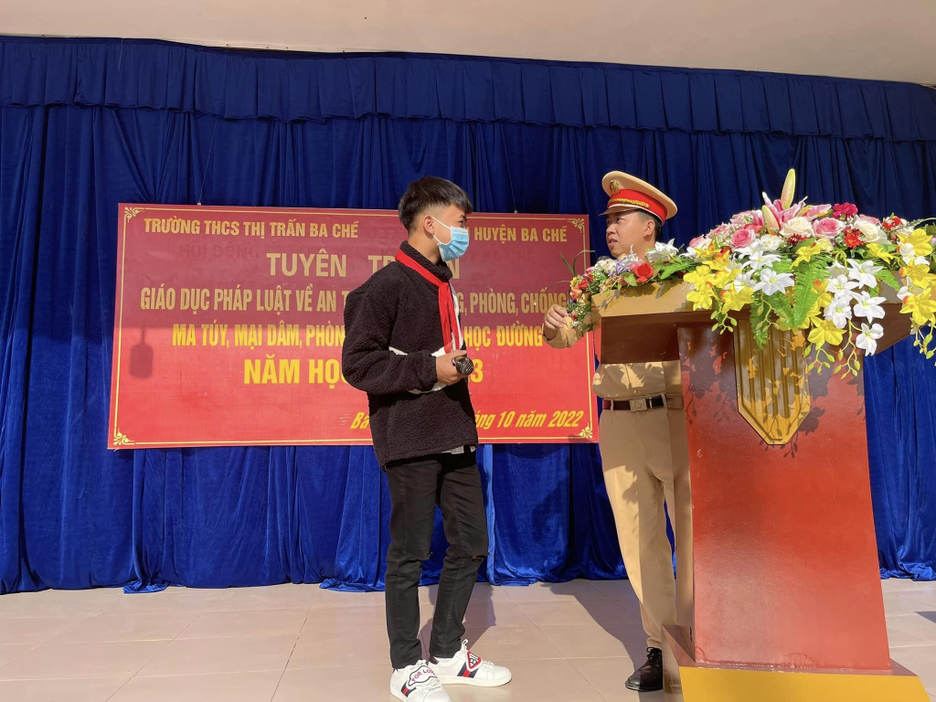 Học sinh trường THCS Thị trấn Ba Chẽ tham gia trả lời câu hỏi về Luật ATGT đường bộ.