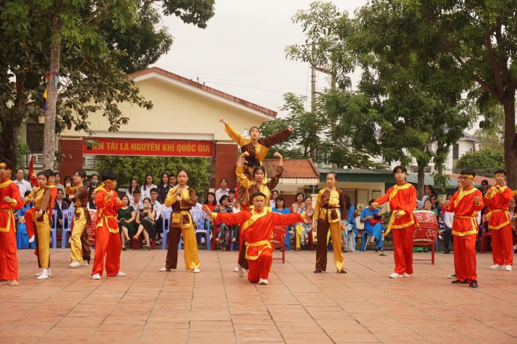 Các thế hệ học sinh của trường được giáo dục về truyền thống quê hương.