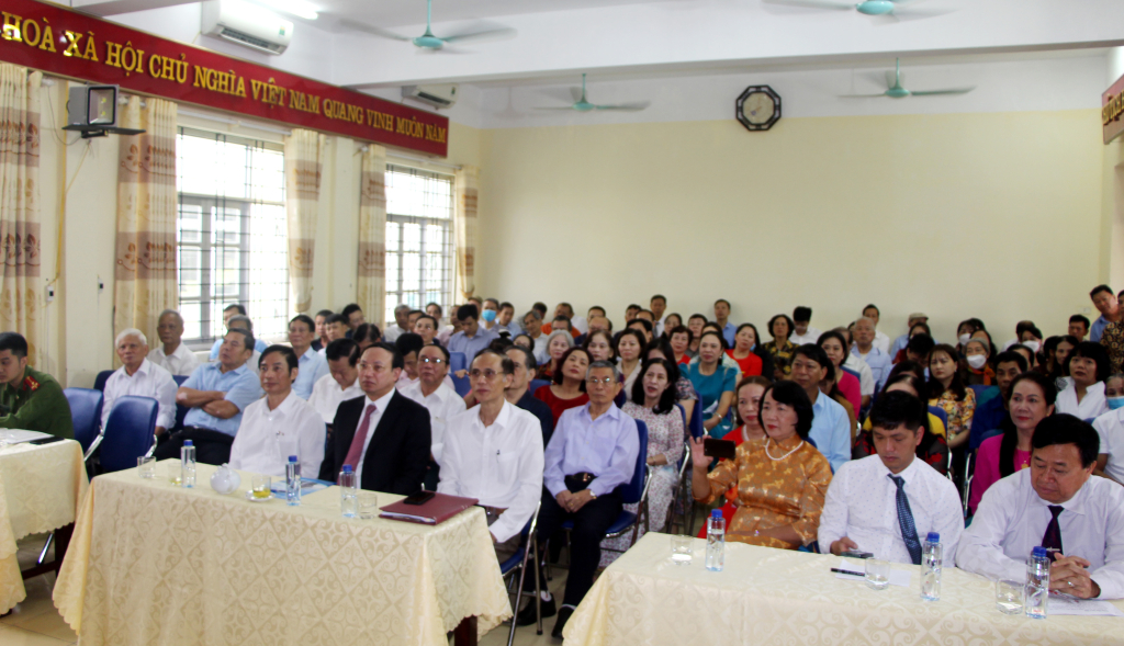 Đồng chí Nguyễn Xuân Ký, Ủy viên Trung ương Đảng, Bí thư Tỉnh ủy, Chủ tịch HĐND tỉnh chung vui Ngày hội đại đoàn kết với nhân dân khu phố 4 (TP Hạ Long)