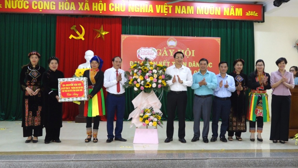 Đồng chí Nguyễn Văn Hồi - Ủy viên Ban Thường vụ, Trưởng Ban Dân vận Tỉnh ủy, Chủ tịch Ủy ban MTTQ tỉnh phát biểu, tặng hoa, động viên chúc mừng bà con nhân dân xã Minh Cầm.