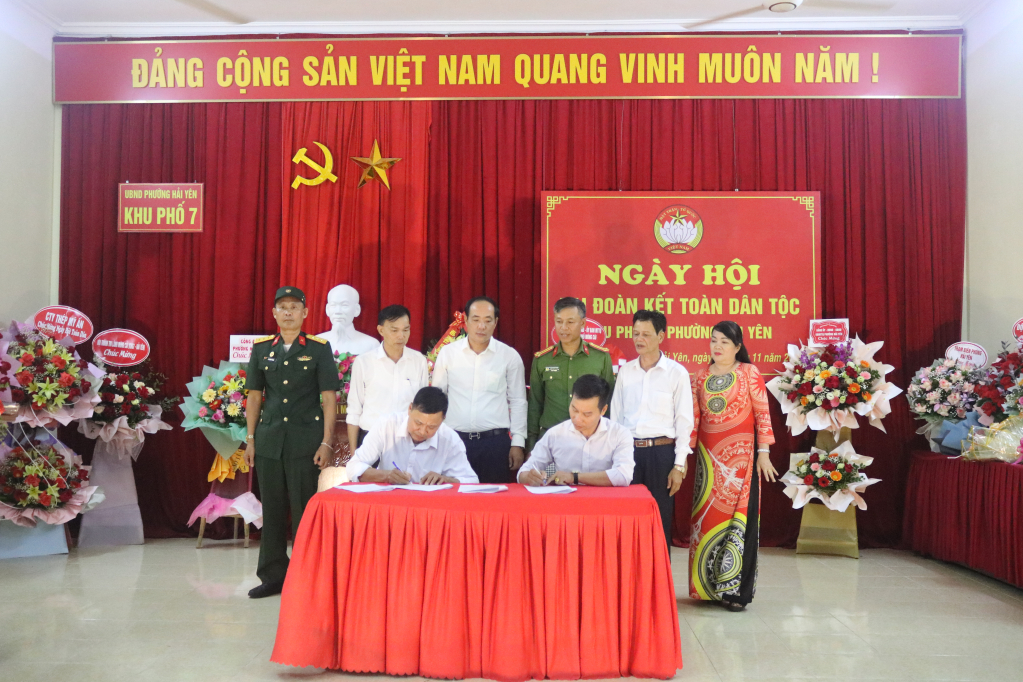 Nhân dân khu phố 7 ký cam kết thi đua năm 2023, hướng tới chào mừng kỷ niệm 60 năm Ngày thành lập tỉnh Quảng Ninh 30/10/1963-30/10/2023.