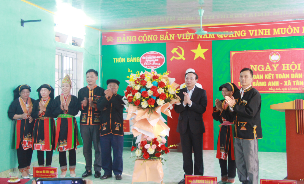 Đồng chí Bí thư Tỉnh ủy, Chủ tịch HĐND tỉnh tăng hoa chúc mừng đồng bào thôn Bằng Anh.