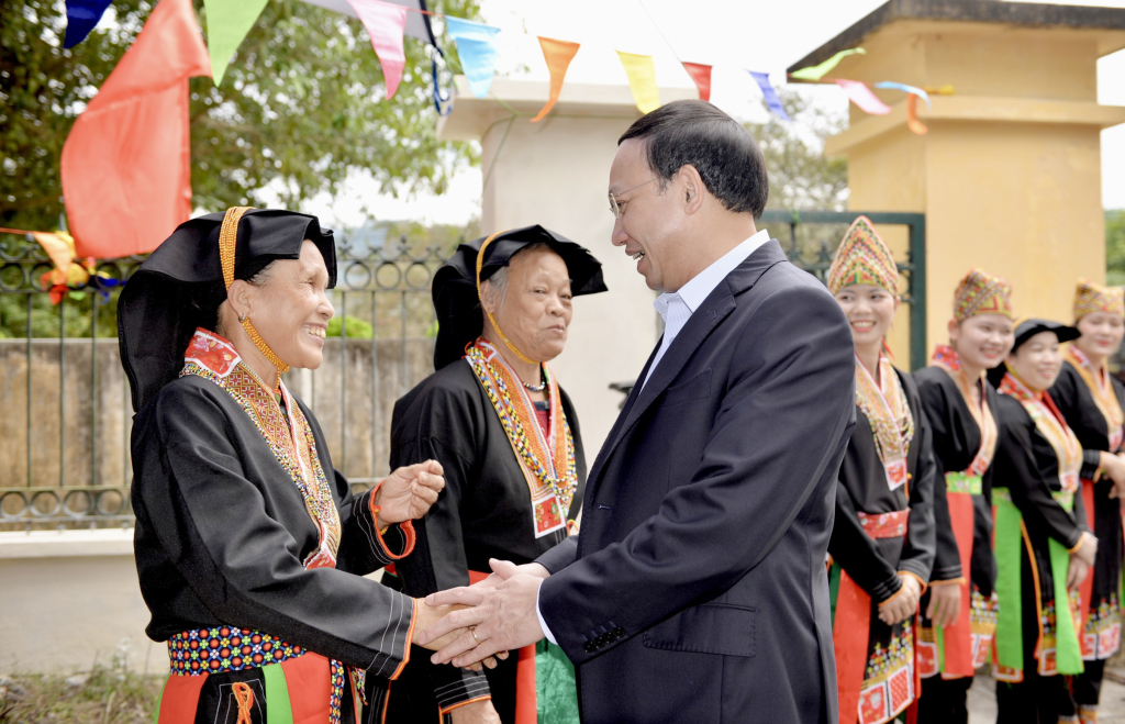 Đồng chí Nguyễn Xuân Ký, Ủy viên Trung ương Đảng, Bí thư Tỉnh ủy, Chủ tịch HĐND tỉnh trò chuyện với đồng bào thôn Bằng Anh, xã Tân Dân (TP Hạ Long).