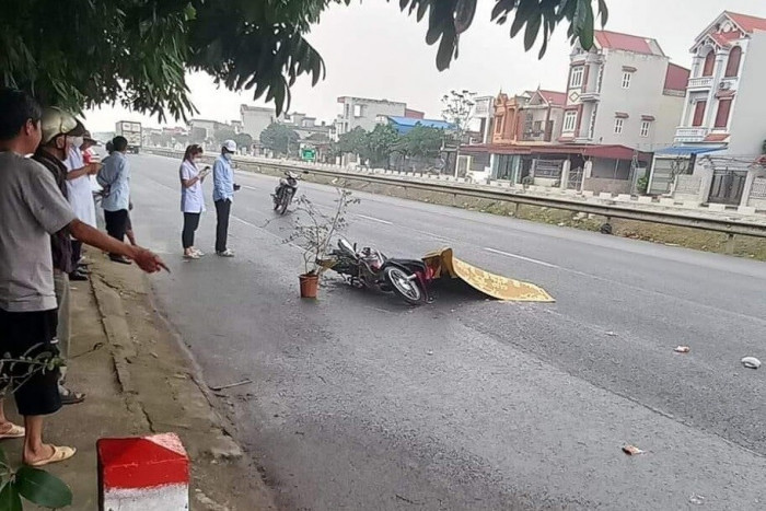 Người đàn ông đi xe máy bị xe tải cán tử vong tại chỗ 1