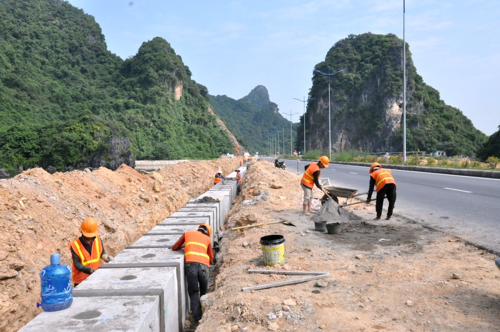 Tuyến đường bao biển Hạ Long- Cẩm Phả tiếp tục được thi công, hoàn thiện tạo bộ mặt khang trang cho 2 thành phố lớn của tỉnh.