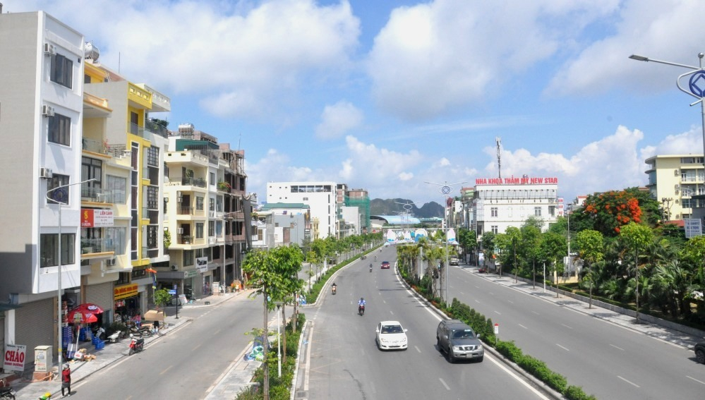 Đường Nguyễn Văn Cừ, TP Hạ Long mở rộng khang trang giúp các phương tiện giao thông đi lại thuận lợi.
