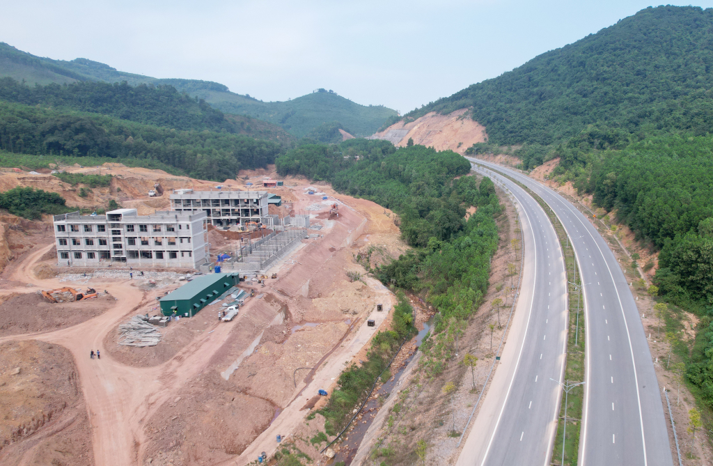 Trường Tiểu học và THCS xã Vạn Yên đang được tích cực triển khai thi công. Ảnh: Mạnh Trường