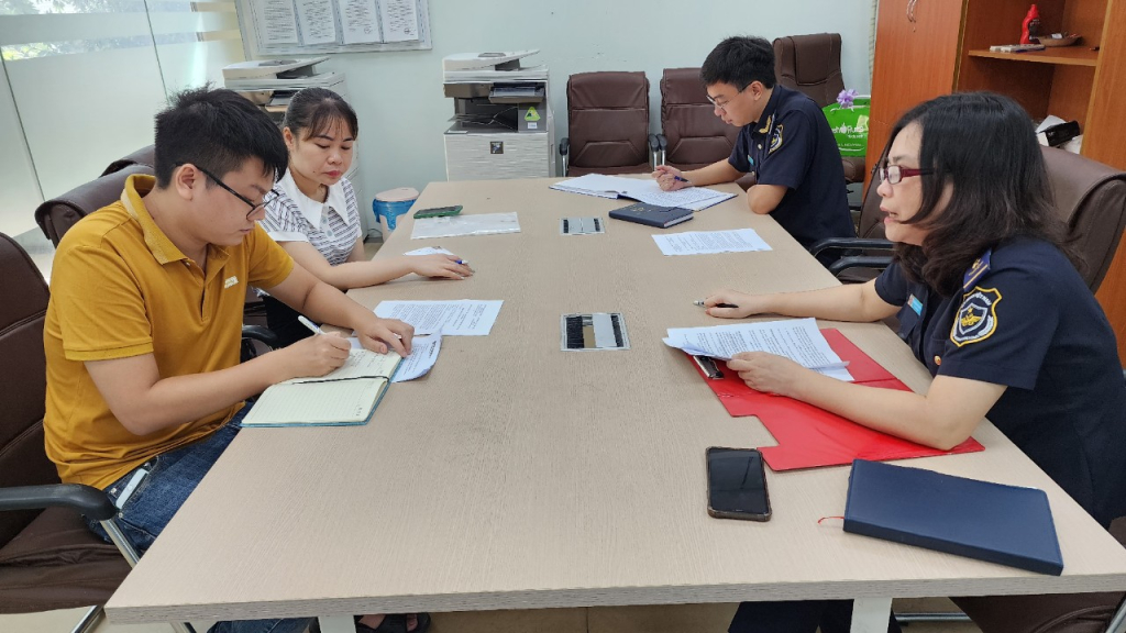 BCC Chi cục Hải quan Cửa khẩu Móng Cái, giải quyết những thắc mắc cho doanh nghiệp hoạt động XNK qua địa bàn thành phố.