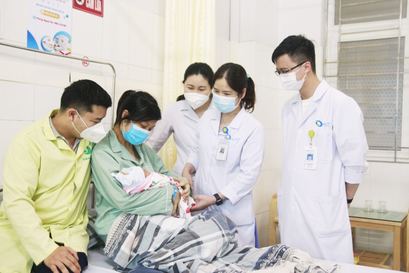 Bác sĩ Khoa Phụ sản, Bệnh viện Bãi Cháy, hướng dẫn bà mẹ sau sinh cho con bú đúng cách.
