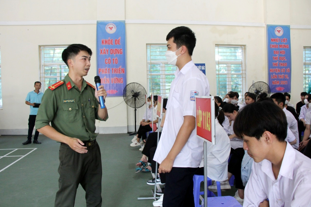 Công an huyện Cô Tô phổ biến kiến thức về phòng ngừa bạo lực học đường cho học sinh. Ảnh: Hằng Ngần