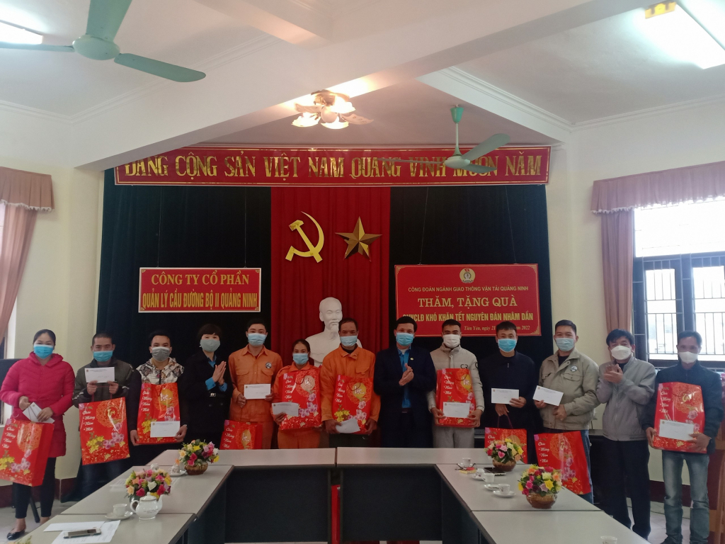 Nhiều hoạt động chăm lo Tết 2023 cho người lao động đang được triển khai (Ảnh: Công đoàn GTVT tặng quà Tết 2022 cho người lao động).