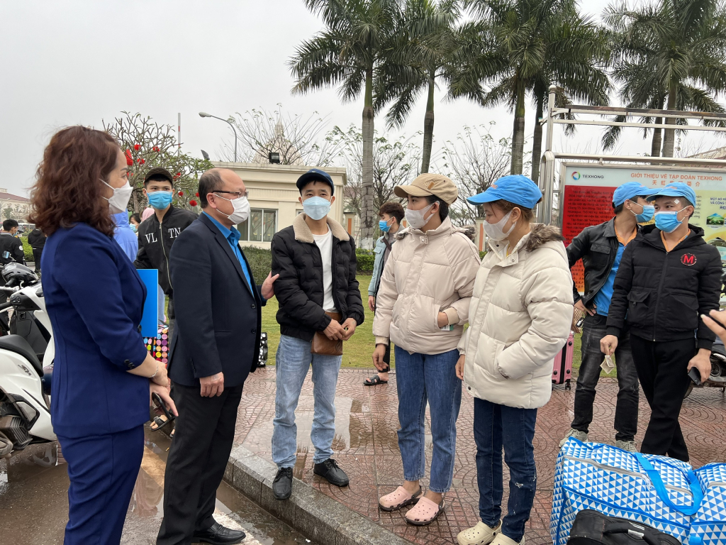 Lãnh đạo LĐLĐ tỉnh động viên người lao động KCN Hải Hà về quê ăn Tết dịp Tết nguyên đán 2022.