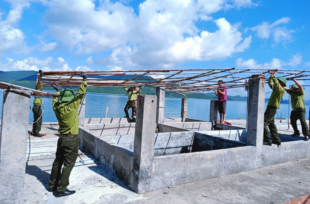 Cán bộ nhân viên VQGBTL tham gia dỡ bỏ các xưởng sứa xây dựng không phép trên phạm vi đất của VQG để trả lại trong sạch môi trường biển Vân Đồn