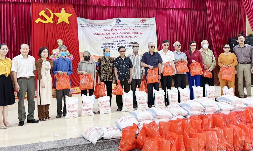 Hội Bảo trợ NKT&TMC tỉnh cùng nhà hảo tâm trao tặng quà cho người khiếm thị TX Đông Triều, tháng 6/2022.