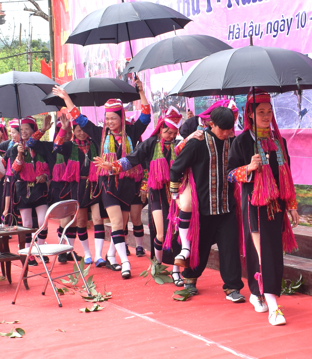 Đám cưới Dao ở xã Hà Lâu (huyện Tiên Yên), chú rể không phải đội khăn che mặt, nhưng cũng cô dâu đi cùng đoàn rước dâu.