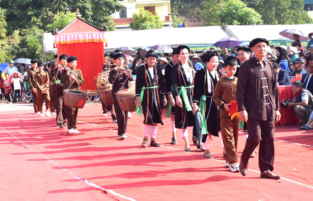 Đoàn nhà trai khênh kiệu cô dâu về nhà chồng