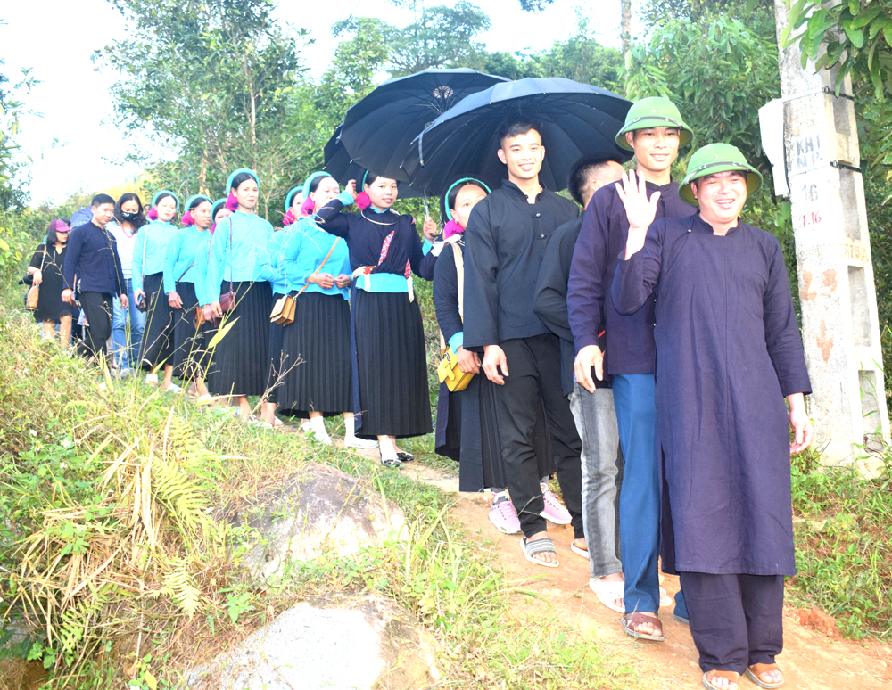 Chú rể đi đầu đoàn nhà trai, không đi cùng cô dâu để bảo đảm sự trong trắng của cô dâu đến khi về nhà chồng.