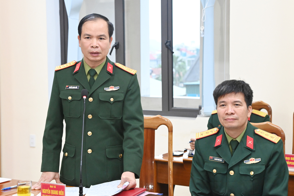 Đại tá Nguyễn Quang Hiến, Phó Bí thư Thường trực Đảng ủy, Chính ủy Bộ CHQS tỉnh Quảng Ninh, phát biểu tại hội nghị Đảng ủy Quân sự TP Cẩm Phả.