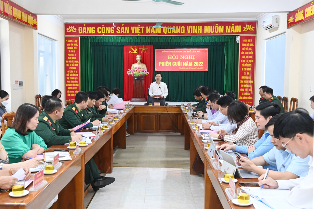 Đồng chí Nguyễn Anh Tú - Uỷ viên Ban Chấp hành Đảng bộ tỉnh, Bí thư Thành uỷ, Chủ tịch HĐND, Bí thư Đảng ủy Quân sự thành phố Cẩm Phả, chủ trì hội nghị.