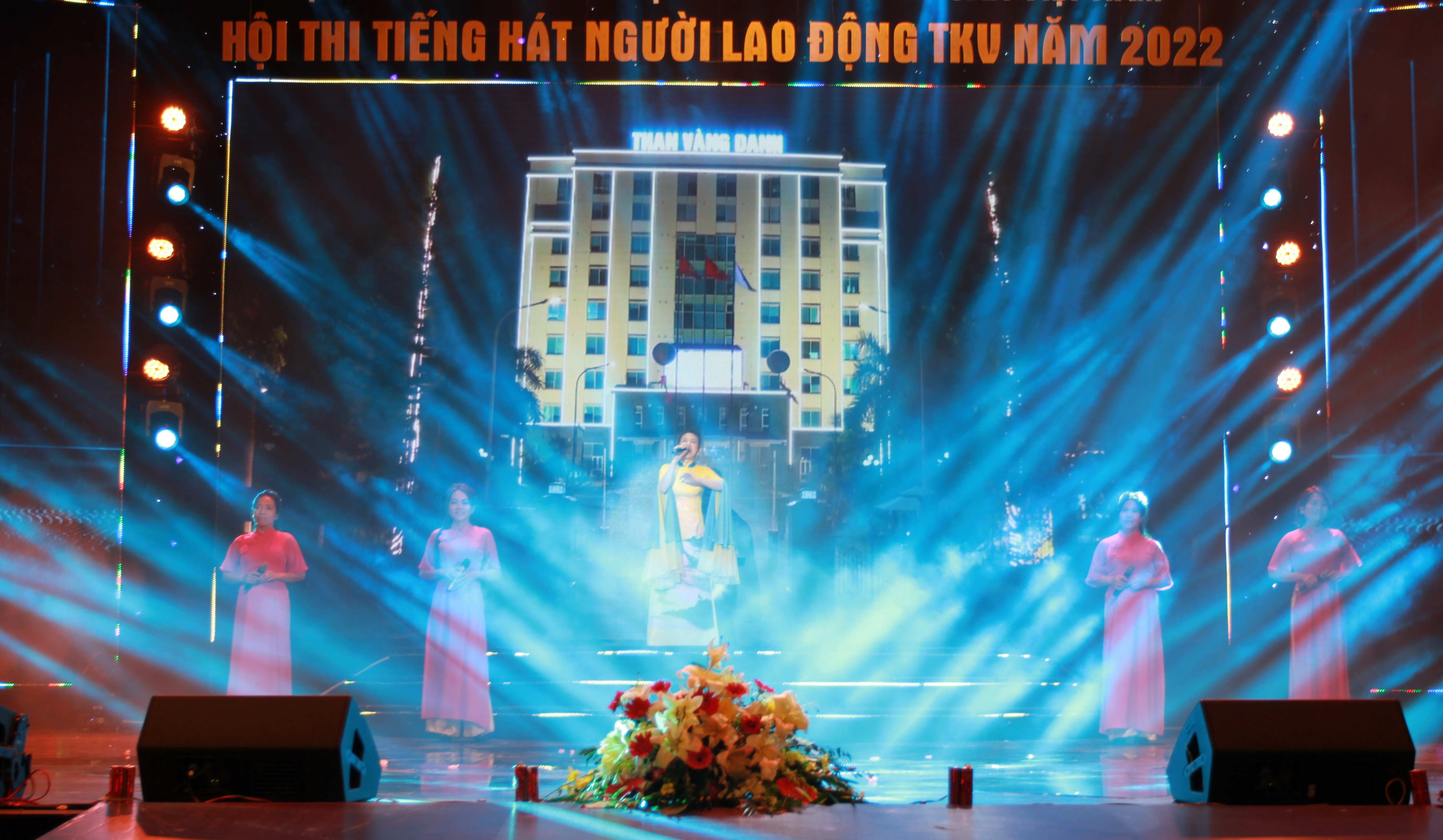 Đơn ca Ánh Tuyết trình bày ca khúc