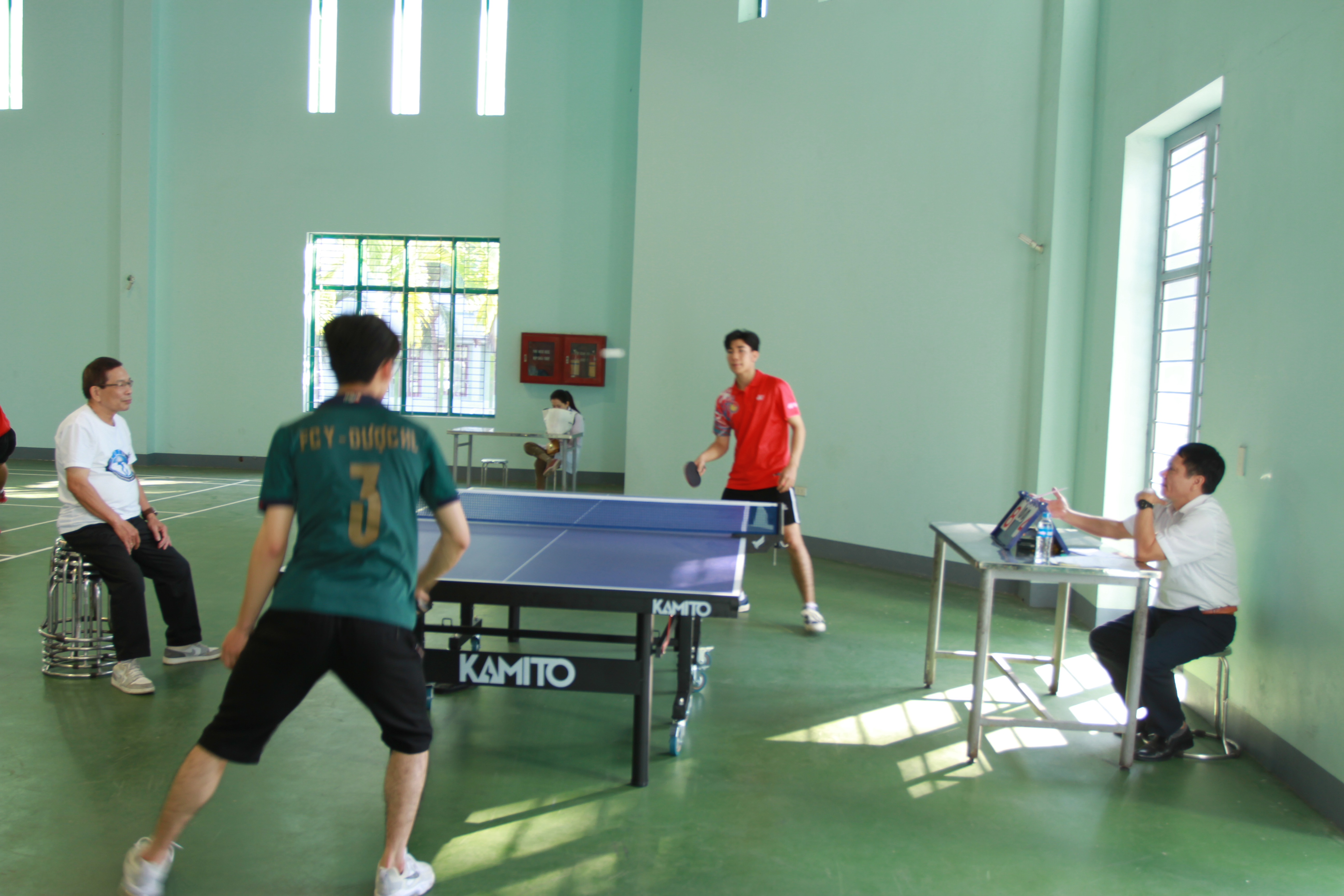 Các vận động viên thi đấu nội dung bóng bàn.