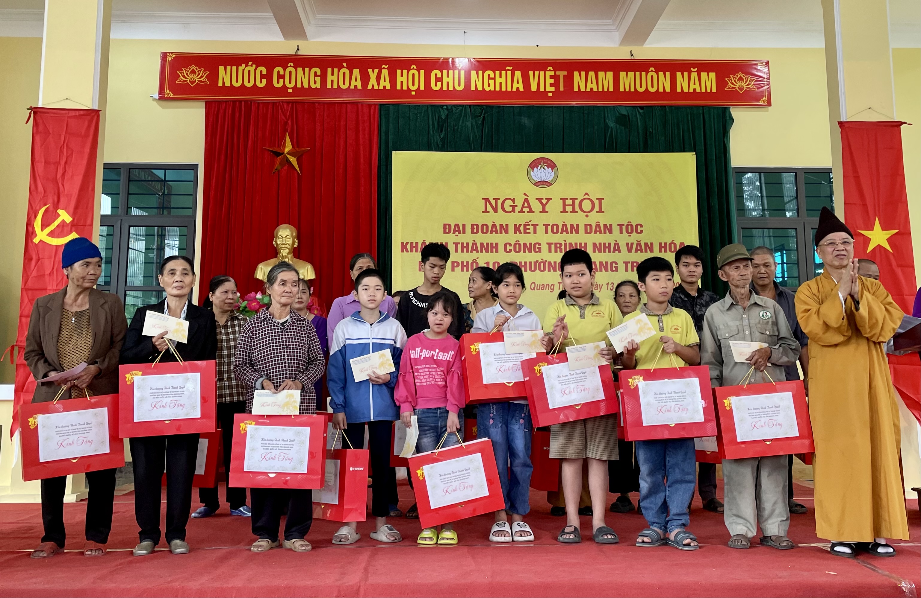 Hòa Thượng Thích Thanh Quyết tặng 20 suất quà cho các hộ nghèo, hộ có hoàn cảnh khó khăn.