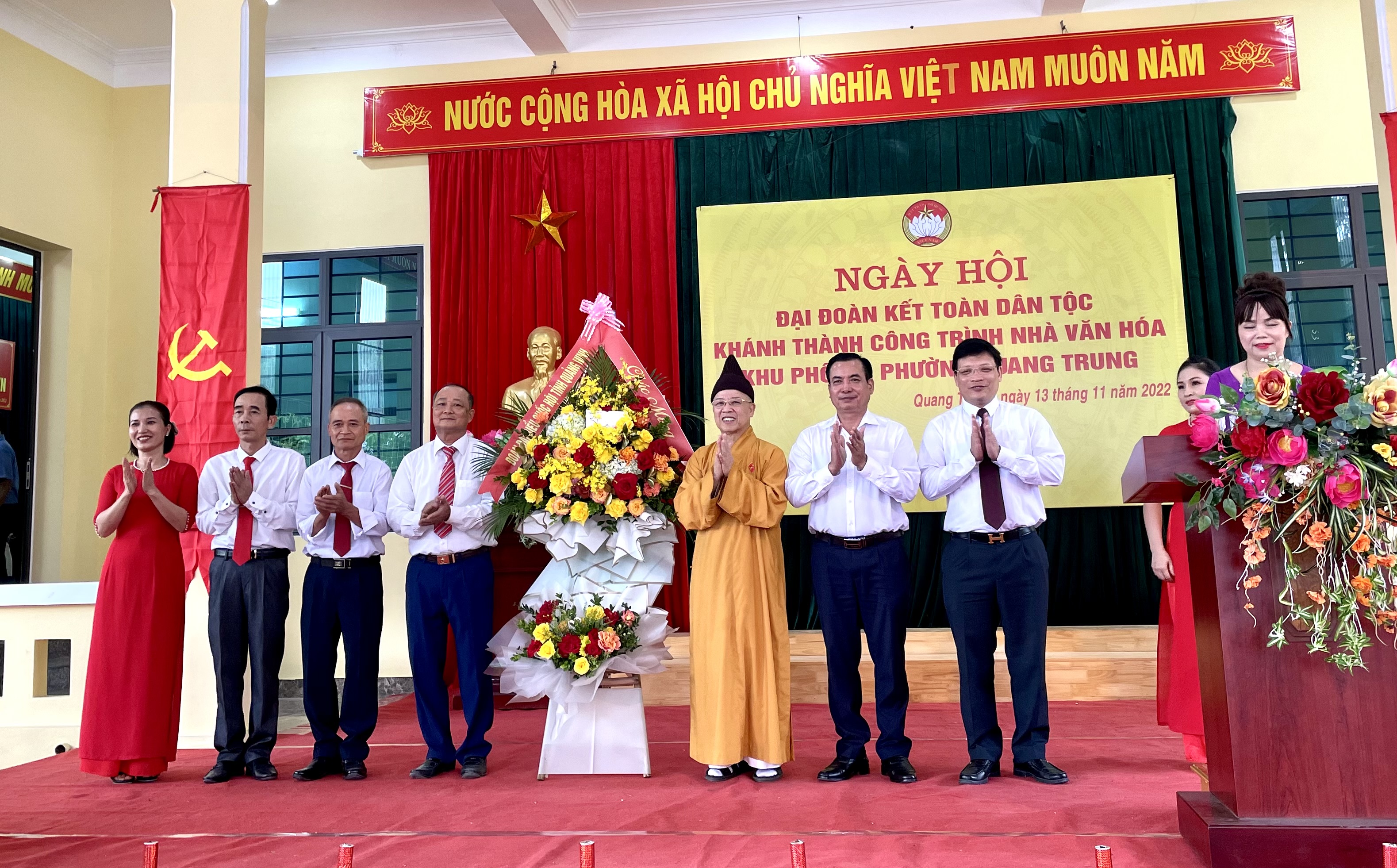 Hòa Thượng Thích Thanh Quyết, Phó Chủ tịch Hội đồng Trị sự Trung ương Giáo hội phật giáo Việt Nam, Trưởng Ban Trị sự Giáo hội phật giáo tỉnh Quảng Ninh, Đại biểu Quốc hội khóa XV tặng hoa chúc mừng khu 10, phường Quang Trung.