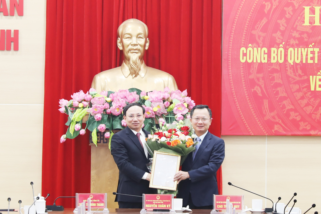 Đồng chí Nguyễn Xuân Ký, Ủy viên Trung ương Đảng, Bí thư Tỉnh ủy, Chủ tịch HĐND tỉnh, thừa ủy quyền của Thủ tướng Chính phủ trao quyết định quyền Chủ tịch UBND tỉnh cho đồng chí Cao Tường Huy.