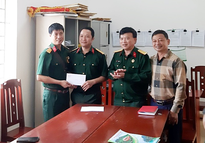 Hội CCB TP Hạ Long trao kinh phí hỗ trợ cho Hội CCB xã Kỳ Thượng thực hiện phong trào